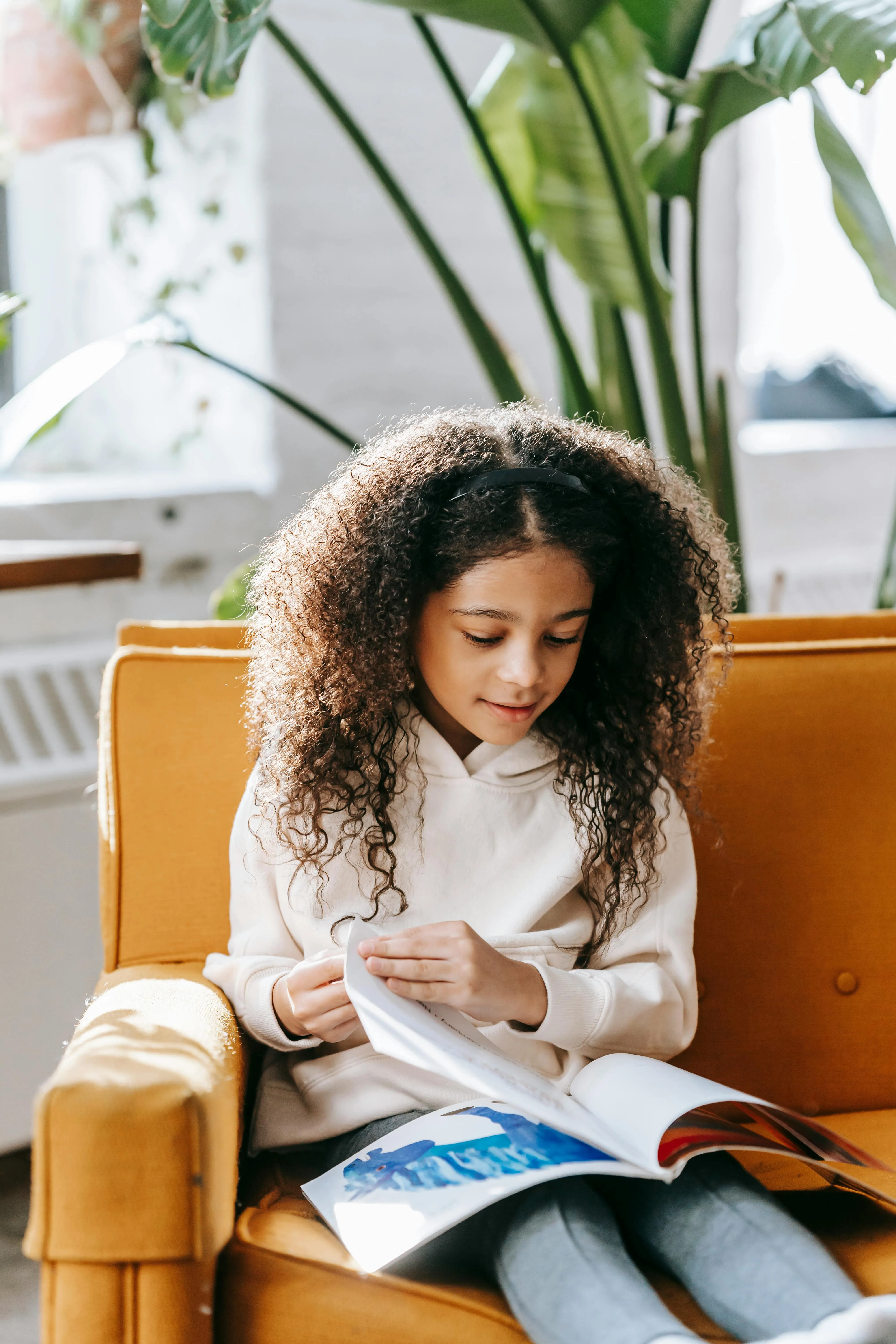 Une petite fille qui lit un livre.